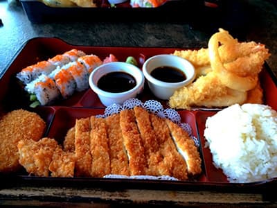 日本人「ロサンゼルスでとんかつ定食を頼んだら店員が半笑いでこれを持ってきた、もうロスで日本食は頼まない」