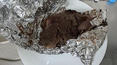 肉を焼く