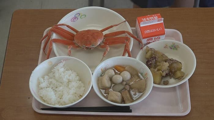 石川県のカニ給食