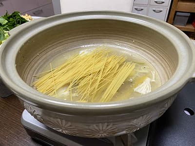 鶏の鍋の締めにスパゲティ