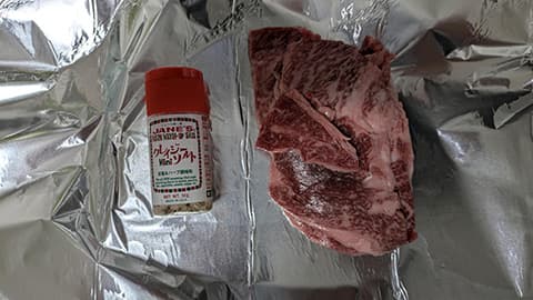 肉を焼く