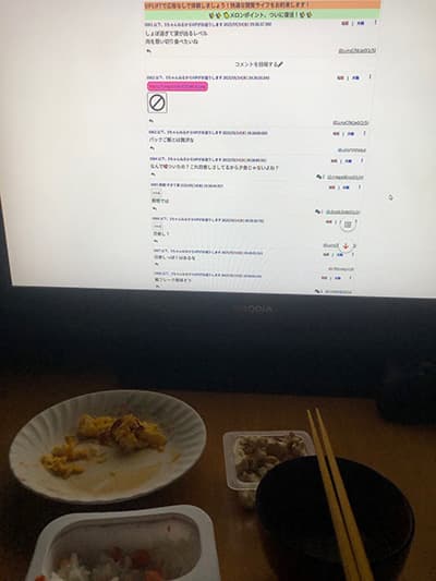 PC前に置かれた夕食