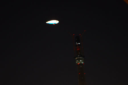夜空のスカイツリーにufo接近 の巻 まゆげ猫 桃太郎の日記 夜空のスカイツリーにufo接近 の巻 まゆげ猫 桃太郎の日記