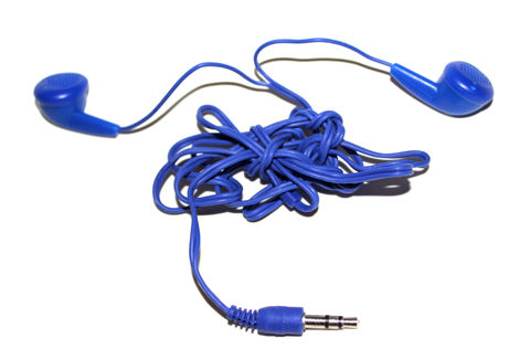 ぐちゃぐちゃに絡まったイヤフォンコード