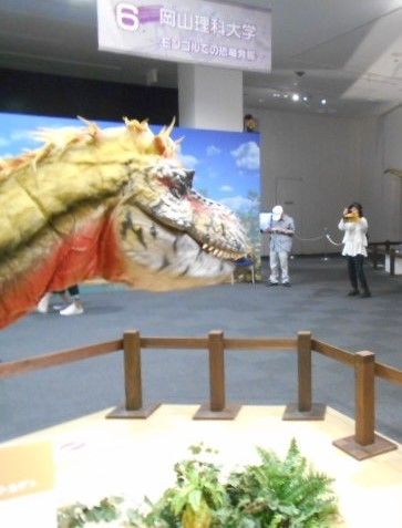 3.恐竜展(ちょっと怖いけど興味津々で見てました。)