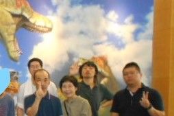 4.恐竜展(みんなで記念写真 ハイ!ポーズ)
