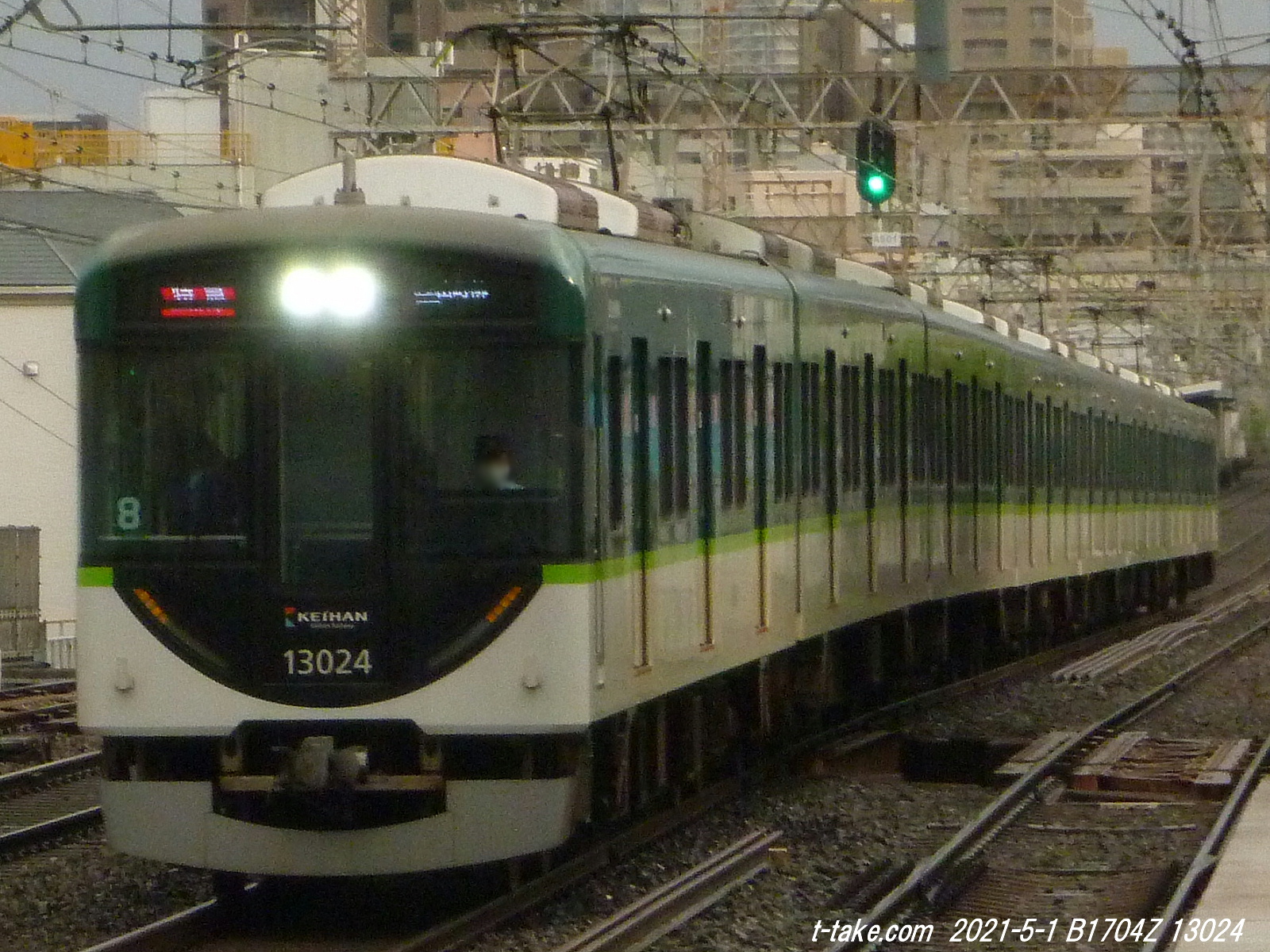 京阪 13000系　吊り革 画像 | 京阪でいまや最多「13000系」進化して勢力拡大 4両編成は