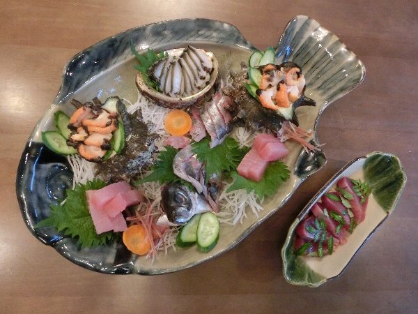 昨日の夕食「お造り5点皿鉢（さわち）盛り」漁協で仕入れた「黒アワビ