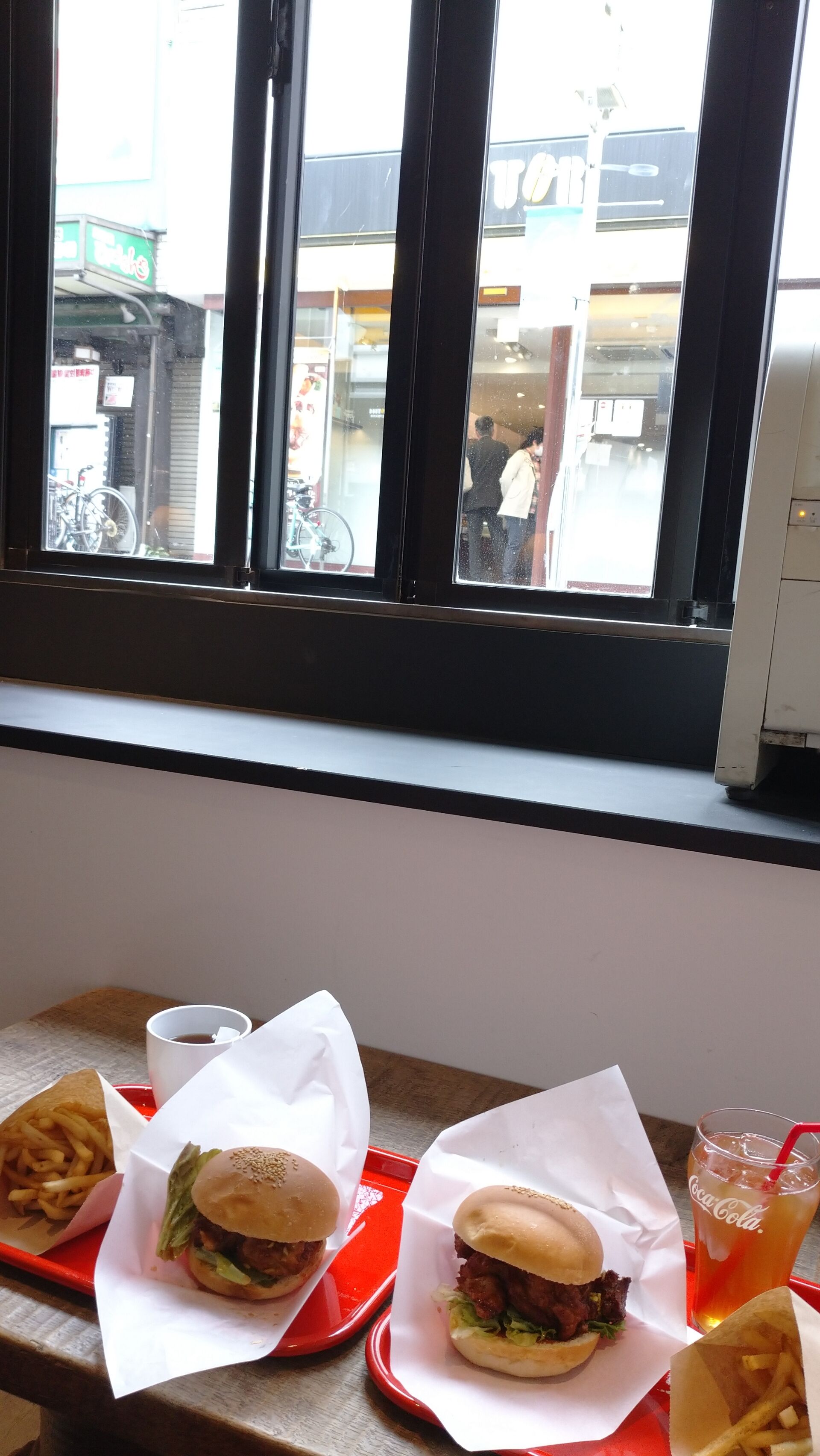 チェリービーンズ 1人カフェでお茶を飲む チェリービーンズ 1人カフェでお茶を飲む