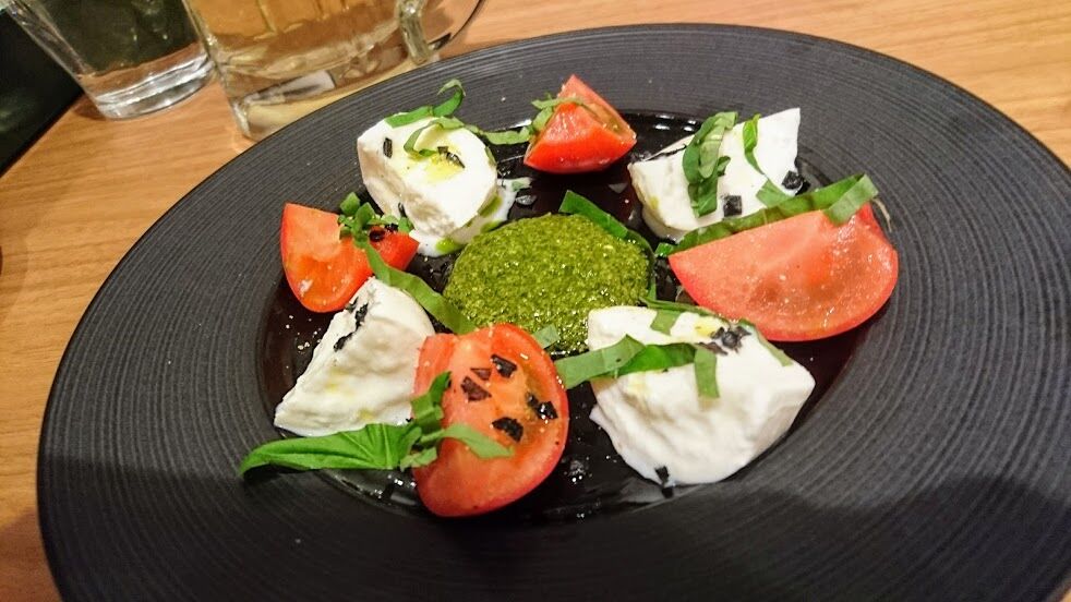 俺のイタリアン 東京駅八重洲地下街でイベリコ豚骨付きロース肉のグリル カプレーゼ ティラミスを食べました 館山 南房総のランチ グルメ カフェおすすめ情報