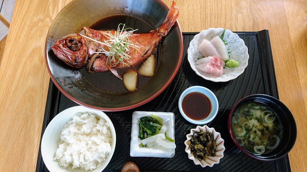 館山なぎさ食堂で金目鯛の煮魚定食を食べました 金目鯛の煮付けと真鯛のお刺身付き 館山 南房総のランチ グルメ カフェおすすめ情報