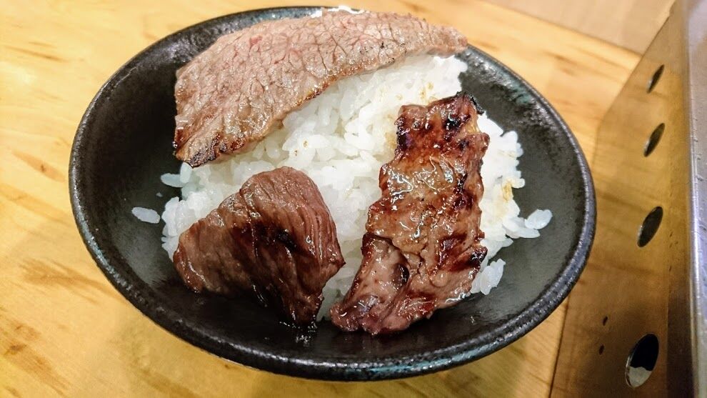 秋葉原電気街 立ち食い焼肉治郎丸のおすすめ部位ブリスケ（カルビ） 館山、南房総のランチ、グルメ、カフェおすすめ情報