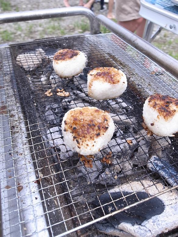 バーベキューで炭焼き 味噌焼きおにぎりin多摩川 ビストロパパ パパ料理のススメ