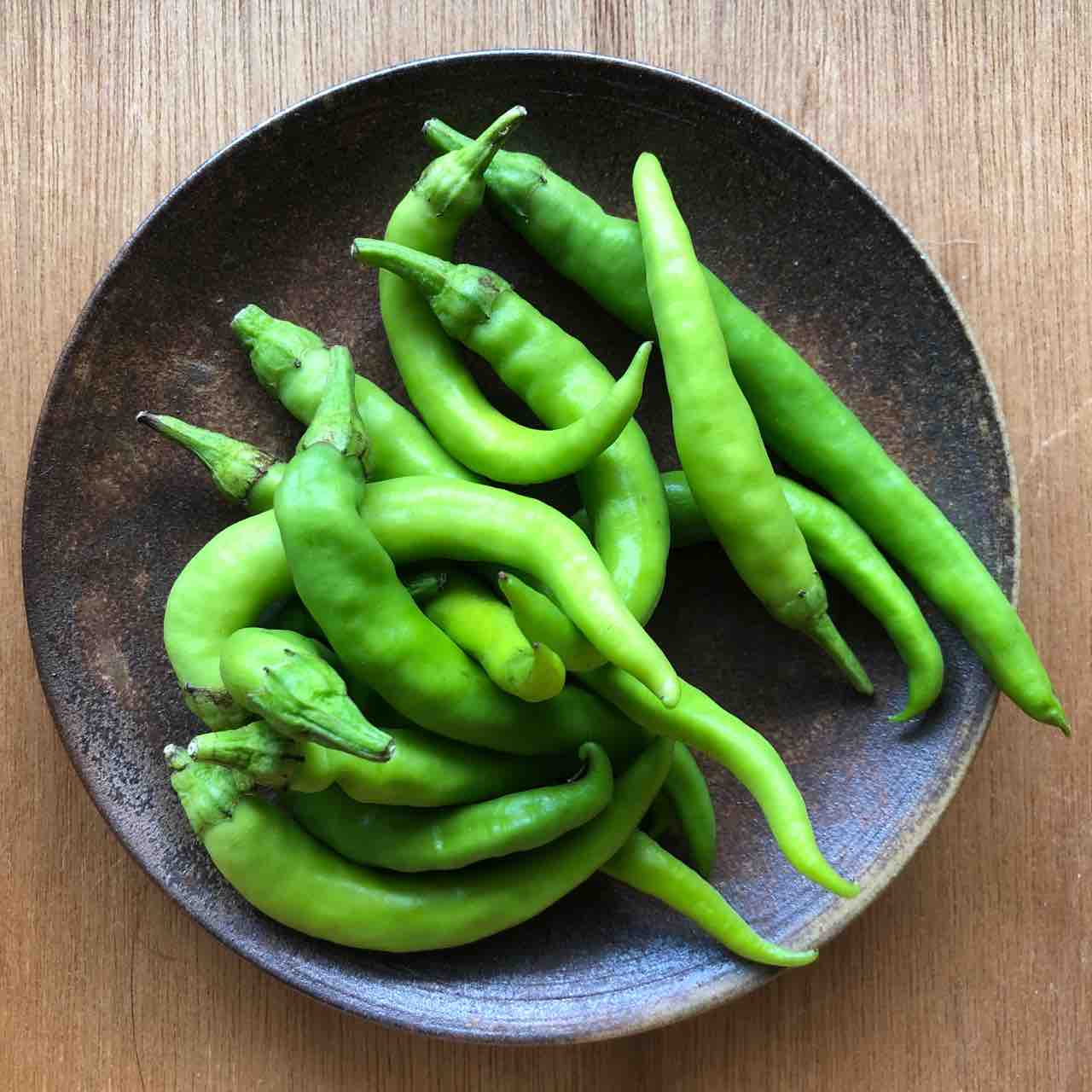 食べ方 辛いもの好き必見 青唐辛子 を生でかじる チャーハン 餃子 焼売 冷奴と 食べてかじると美味辛い ビストロパパ パパ料理のススメ