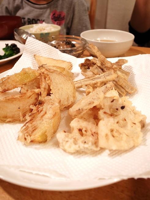 うまい ぱぱっと天ぷら 玉ねぎ れんこん ごぼうの天ぷら パパ子で撮影終了 ビストロパパ パパ料理のススメ