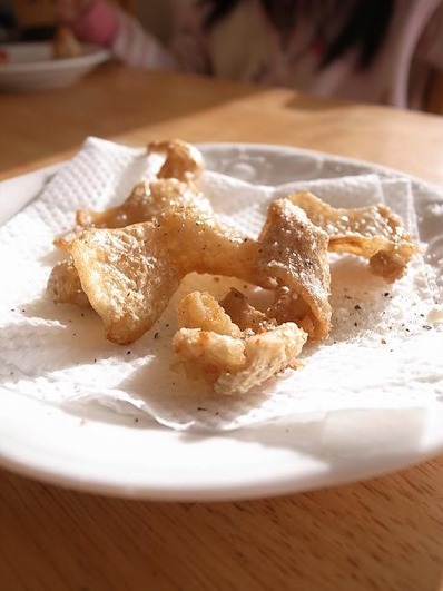 鶏皮唐揚げb