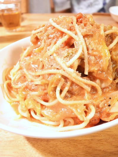 キャベツとアンチョビのトマトソースパスタ