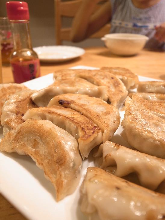 市販の焼き餃子を 再びお家でパリッとさせて食べる方法 ビストロパパ パパ料理のススメ