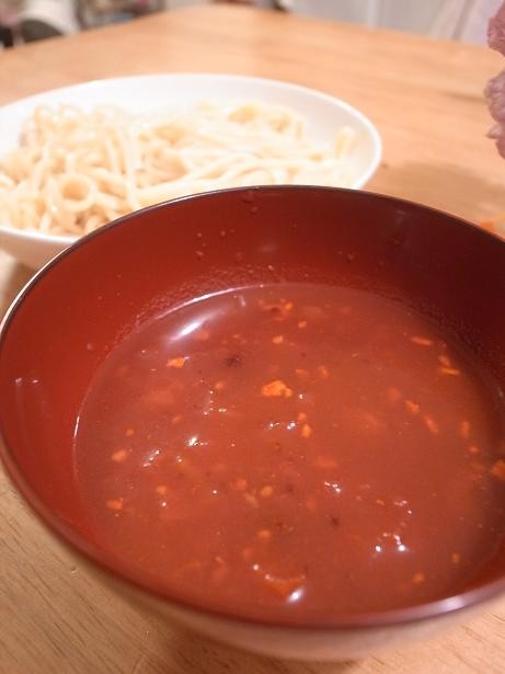 ひき肉と玉ねぎを炒め合わせてつくるお家簡単ラーメン と 簡単 トマトだれつけ麺 子どもが主役の毎日小学生新聞連載撮影無事終了 ビストロパパ パパ料理のススメ
