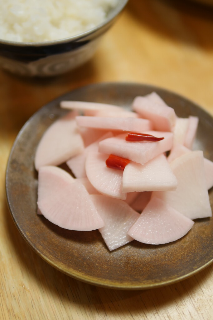 ほんのり桜色 大根の梅酢漬け かんたん酢で漬けるだけ 母の日ブーケとボンゴレロッソを贈る 母の日のオンライン料理教室5 8 日 参加しませんか ビストロパパ パパ料理のススメ
