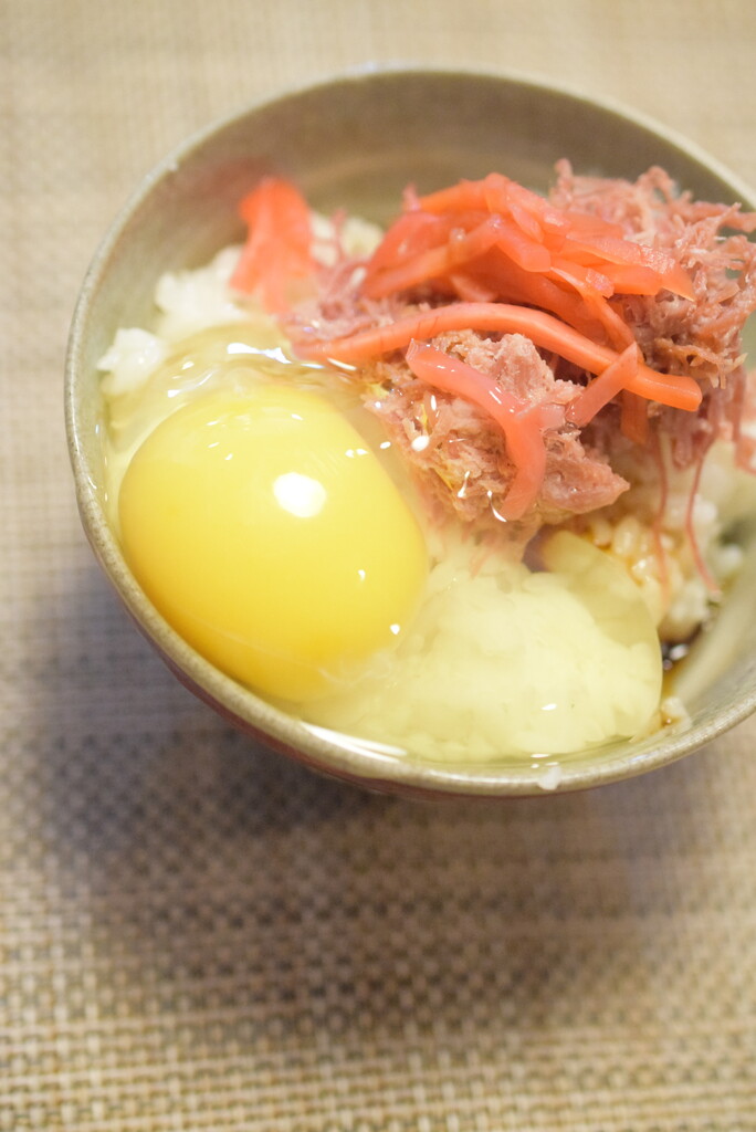 コンビーフのせ卵かけごはん