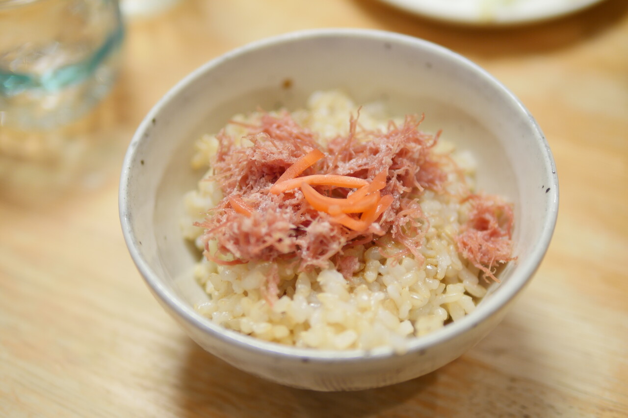 お取り寄せ 千駄木越塚 自家製コンビーフ丼 炊きたて玄米に醤油たらり コンビーフと紅生姜のせて 高級牛丼かも ビストロパパ パパ料理のススメ