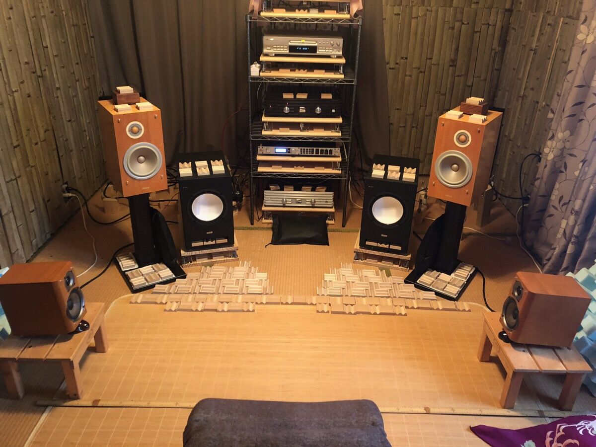 竹の部屋で ミニスピーカーを 対向セッティング。 : 真似真似 竹の部屋で ミニスピーカーを 対向セッティング。 : 真似真似