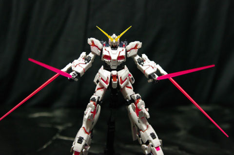 大半のガンダム「えーっとライフルと剣を持ち替えて...」モタモタユニコーンガンダム「腕の下に最初からつけとこ」