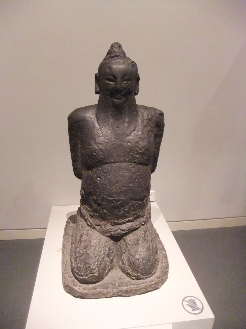 中国博物館③ 鎮墓獣(ちんぼじゅう)」とは、墓門を守る獣のことです。 獣の顔と人の