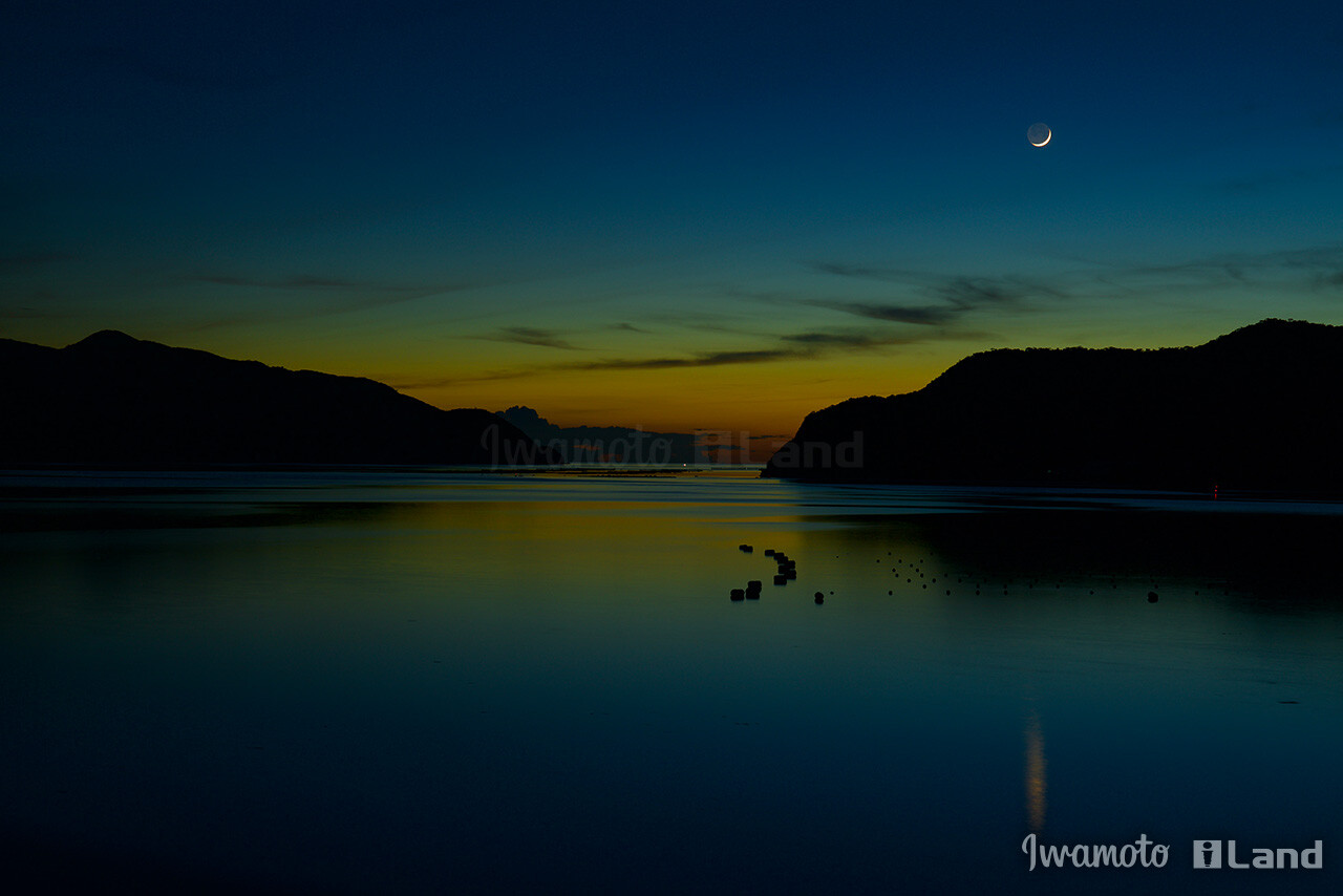 夕暮れと月と奄美大島宇検村焼内湾