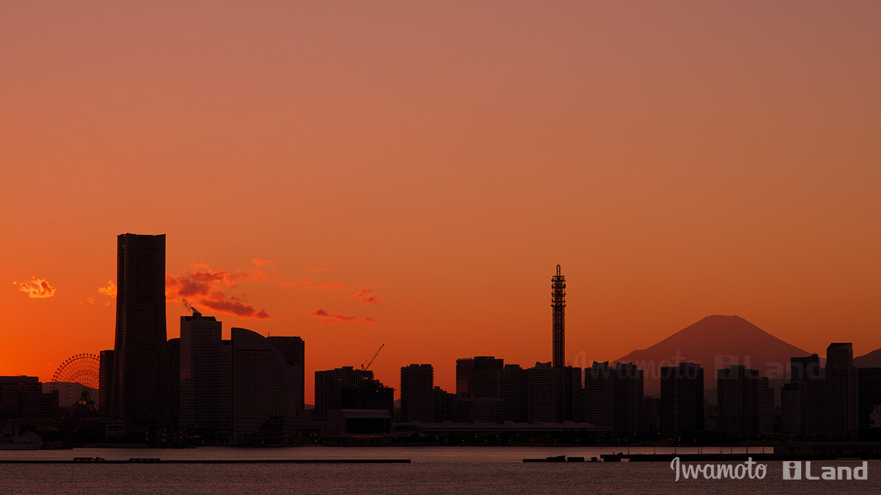 横浜大黒大橋からのみなとみらい21と富士山の夕景