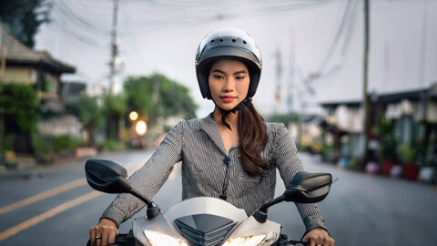 【Xの車窓から】今日ヘルメットせずにバイクに乗ってる女がいたから撮ったんだが　ほか