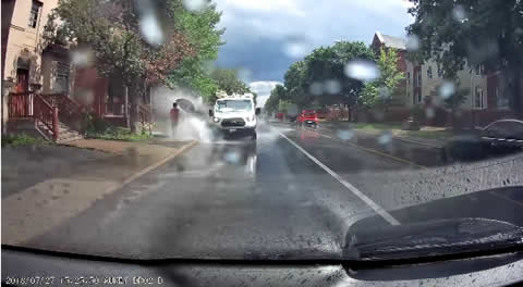 悪質 わざと水たまりを走り歩行者に水をかけまくるバン Turbo Bee 自動車 バイク動画のターボビー