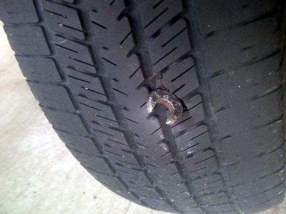 画像 タイヤにスパナが刺さっていました Turbo Bee 自動車 バイク動画のターボビー