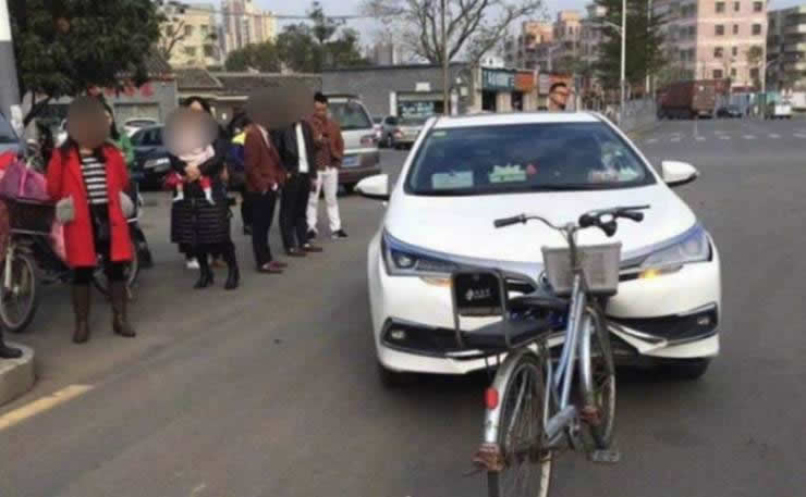 画像 車とママチャリの正面衝突事故 Turbo Bee 自動車 バイク動画のターボビー 画像 車とママチャリの正面衝突事故 Turbo Bee 自動車 バイク動画のターボビー