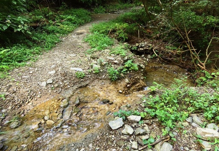 10山から水が流れ落ちる