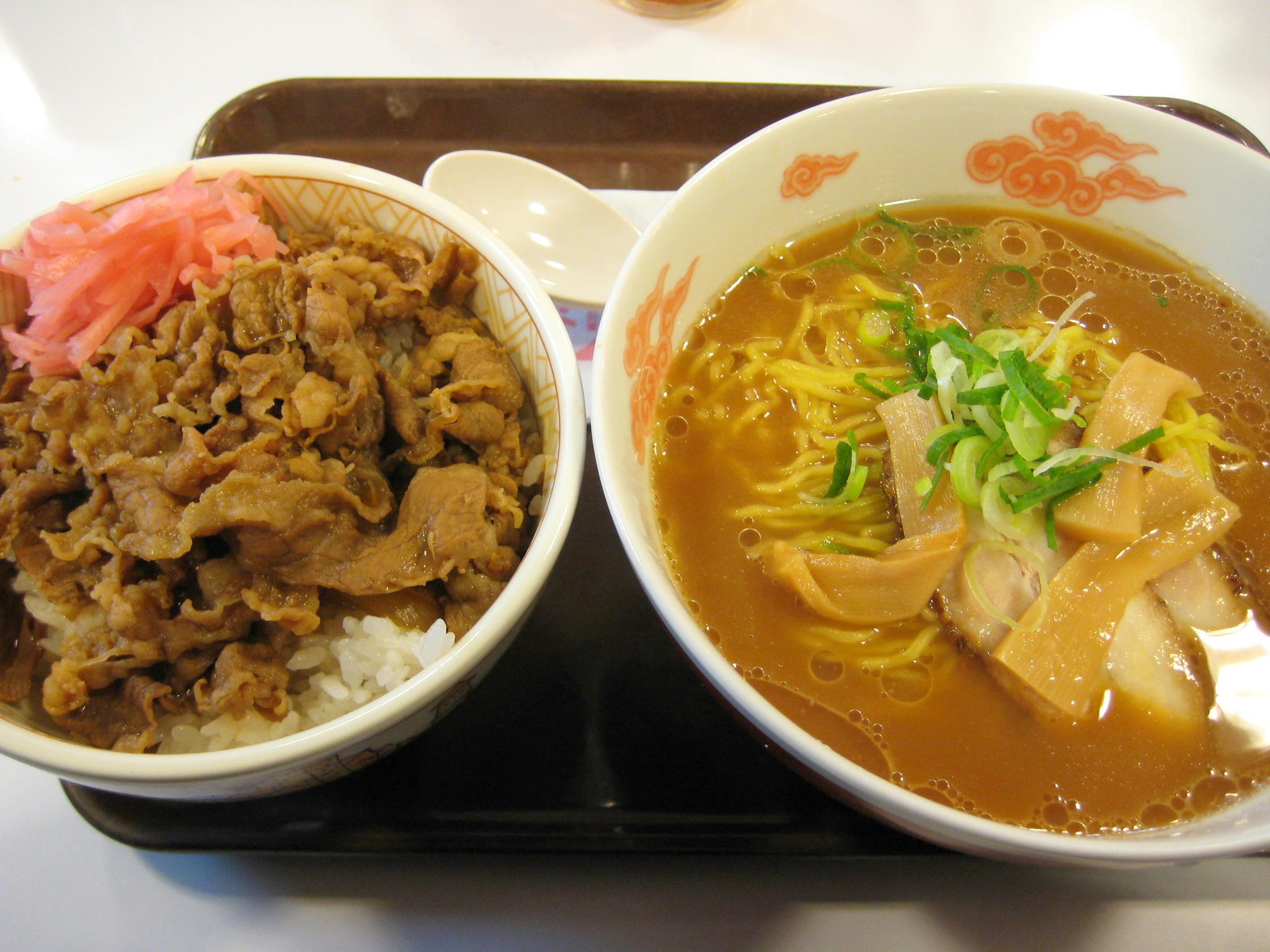 すき家 女性店員  モザなし すき家 店舗限定！ 醤油らぁめん350円 ＆ 牛丼(並)280円 大田区上池台 : B級グルメとラーメン二郎の食べある記
