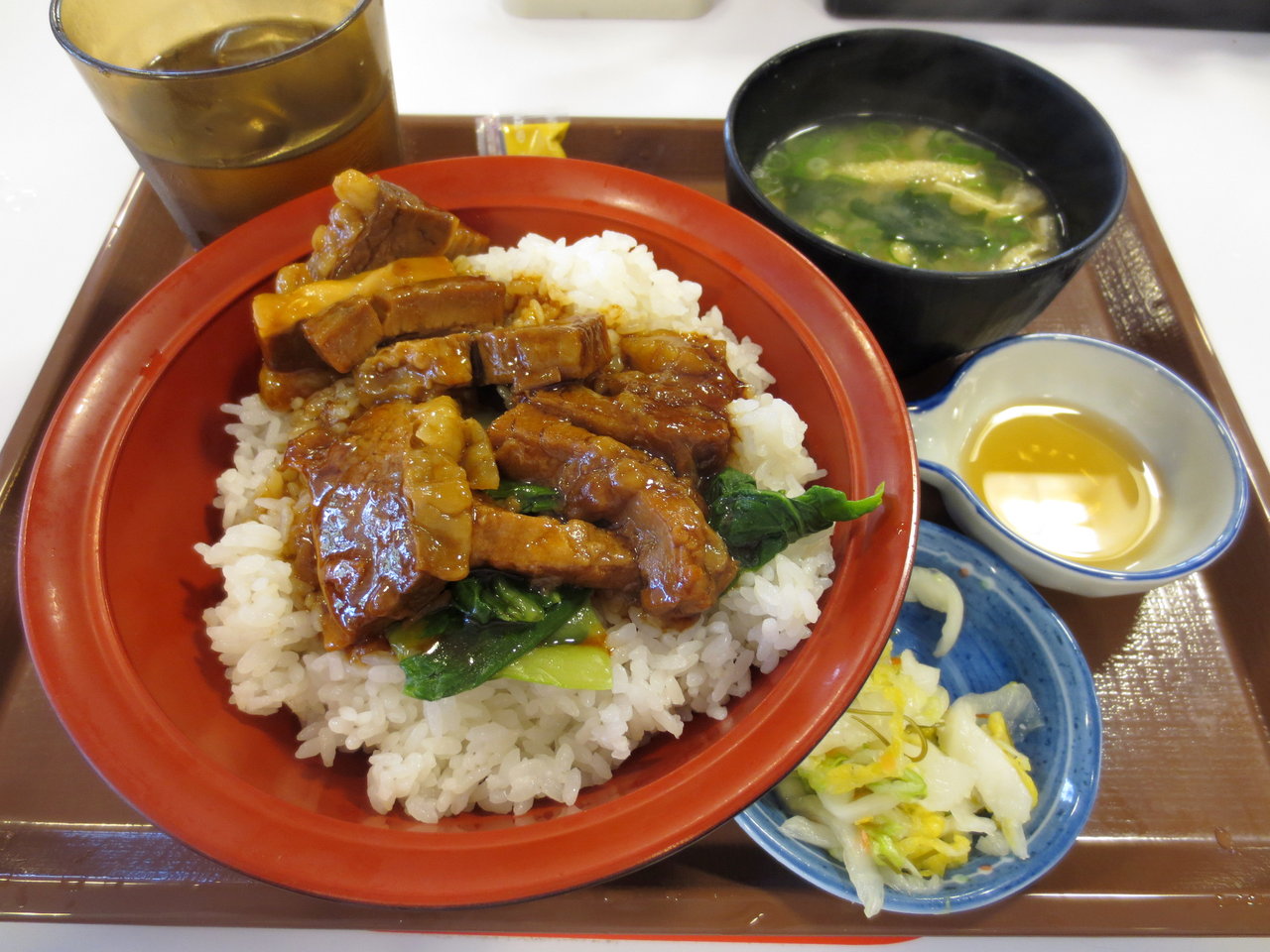すき家 牛トロ丼680円 ・ 大盛30円 ・ おしんこセット70円