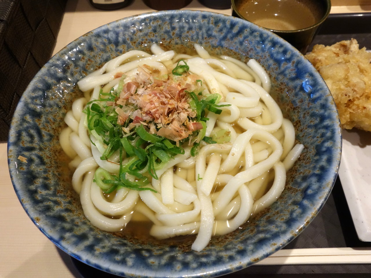 立ってうどん038 ジャンボとり天うどん 590円 大盛無料 蒲田駅西口 B級グルメとラーメン二郎の食べある記