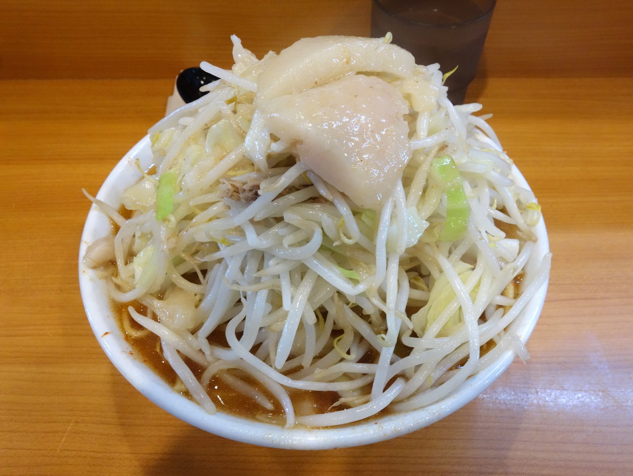 ラーメン二郎 八王子野猿街道店２ 小ラーメン730円 麺少なめ 辛い奴2倍 野菜 脂 にんにく少し B級グルメとラーメン二郎の食べある記