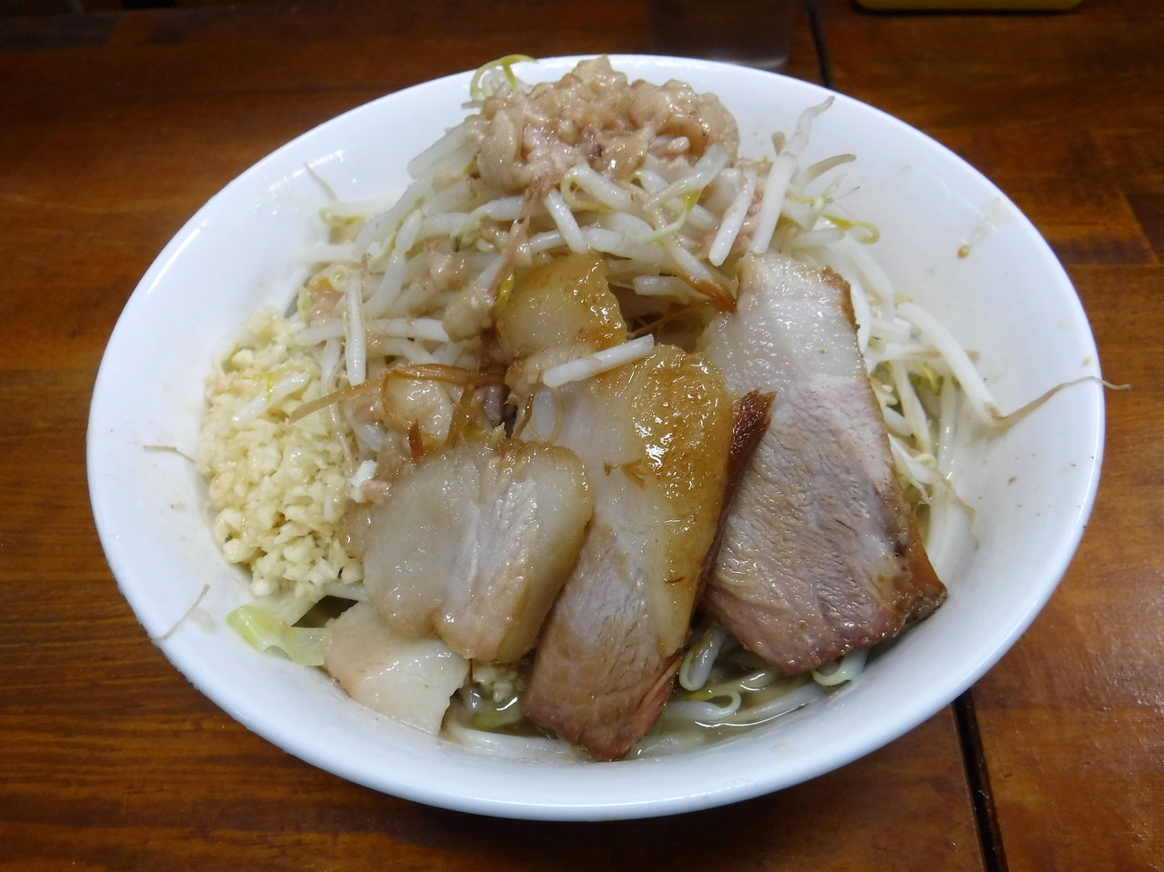 B級グルメとラーメン二郎の食べある記 蓮爾(はすみ) 新町一丁目店 小ラーメン 750円 麺少なめ・野菜・脂