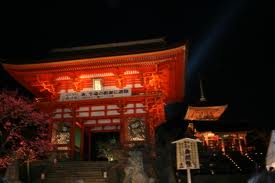 京都　清水寺　見ごろ　仁王門と紅葉