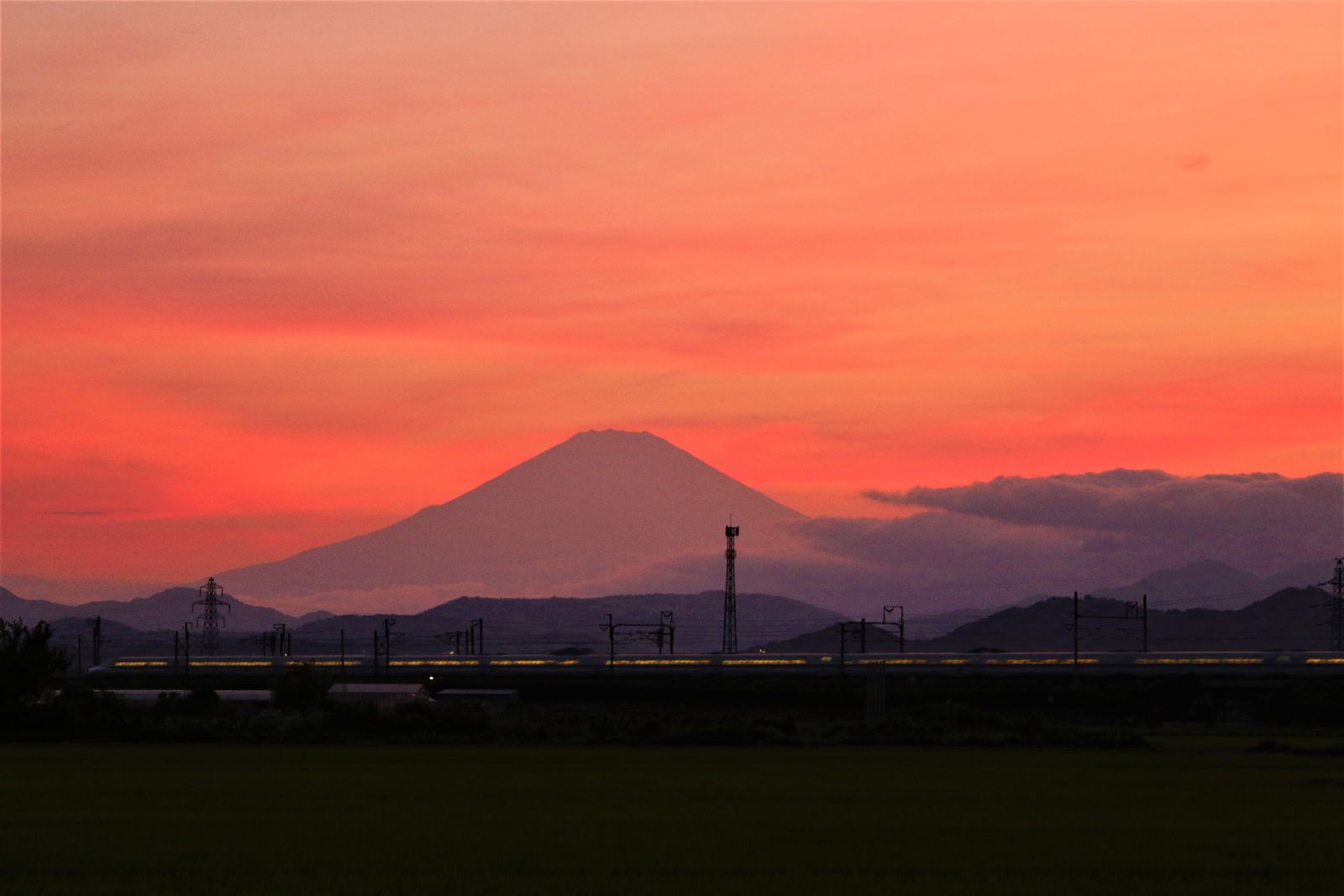 夕焼け空に富士山と新幹線 湘南フォトカメのブログ