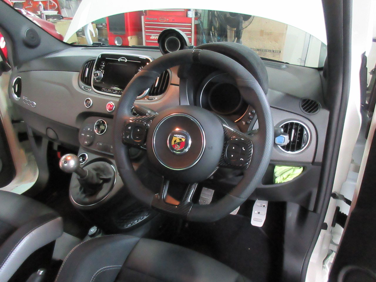 フィアット アバルト 595 スポーツステアリング取り付け : 鶴田の