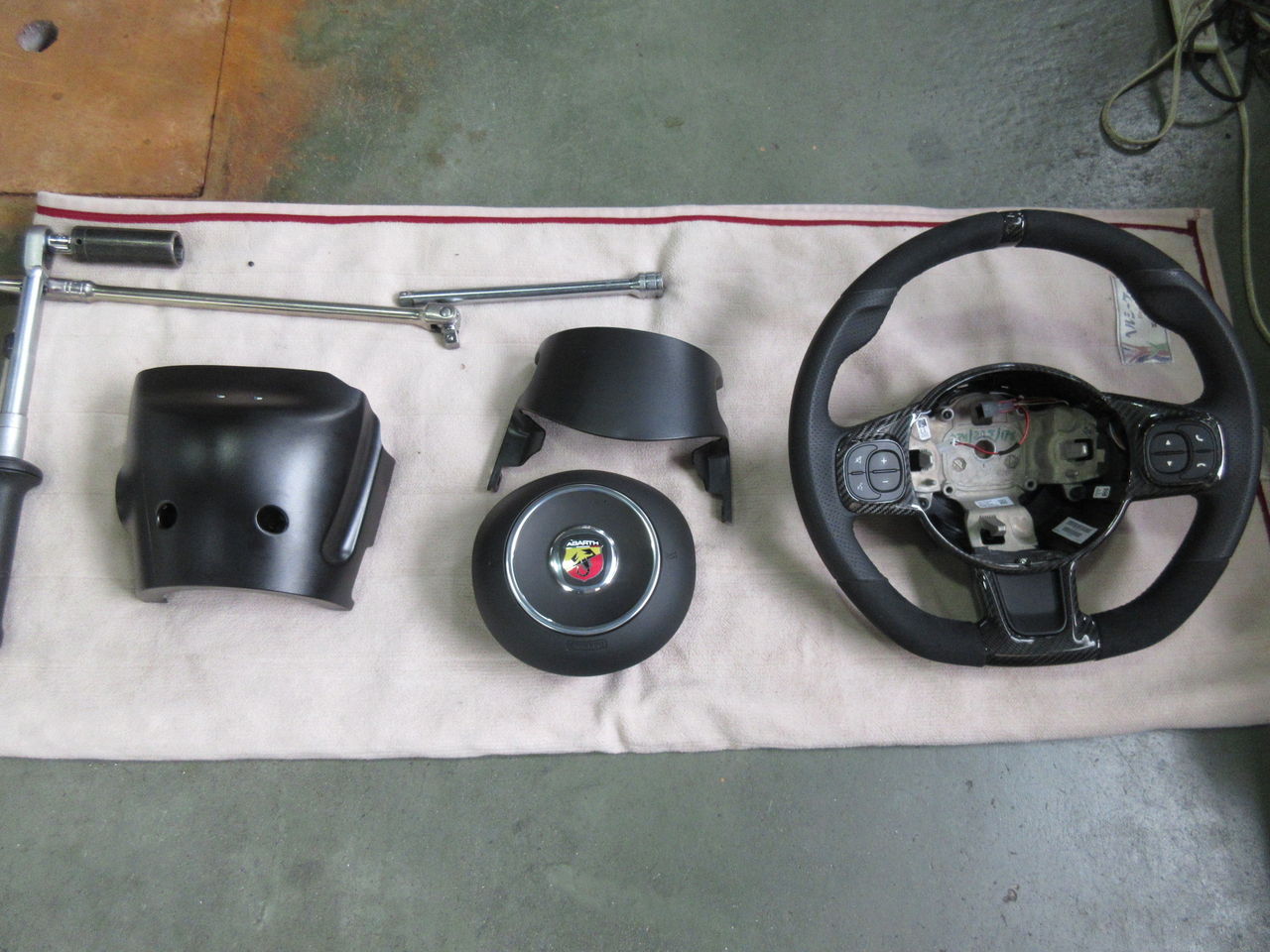 フィアット アバルト 595 スポーツステアリング取り付け : 鶴田の