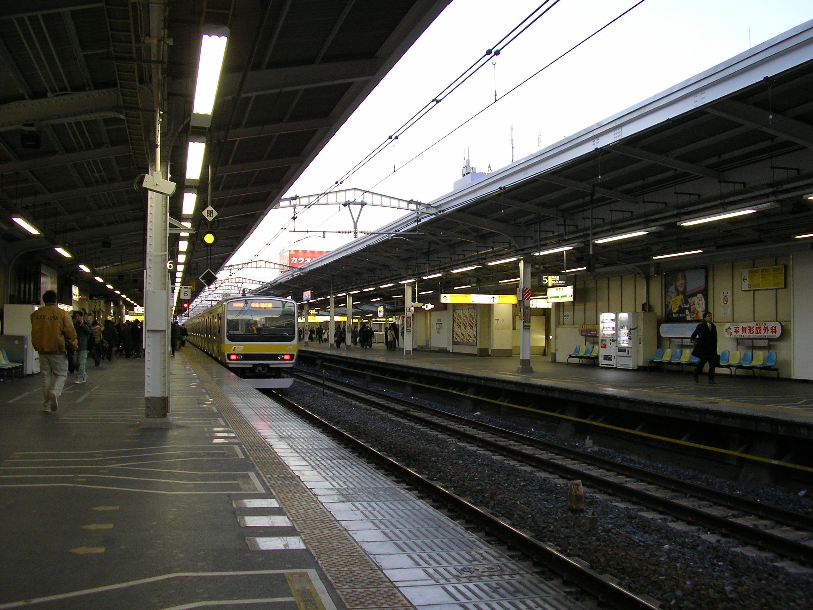 風景 １１４４ 秋葉原駅点描 総武線電車 秋葉原記録と記憶の風景写真集 一歩行者アルバム