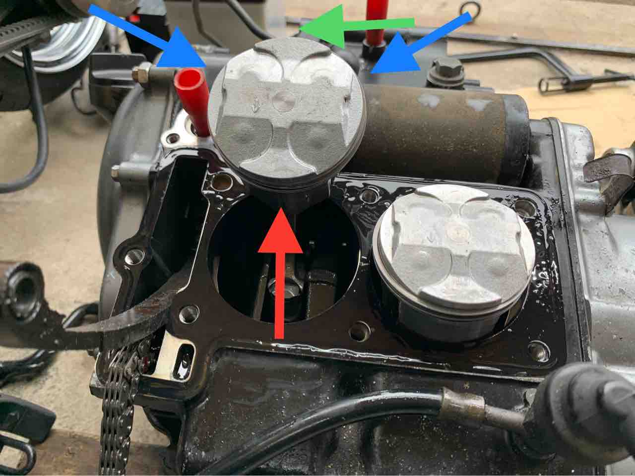 ZZR250(EX250H) 腰上OH 6 ピストン組み付け : シャッターFの中から