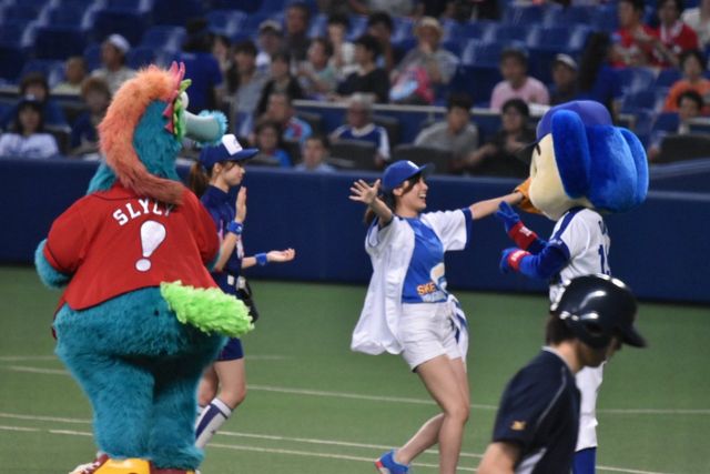 中日ドラゴンズ 珠理奈が試合前の スピードボールコンテスト に登場 投球後 交流を図ろうとした珠理奈にドアラはまさかの体落としの技をかけるご狼藉 ドアラめ許す じゅりまとめ Ske48松井珠理奈関連まとめサイト