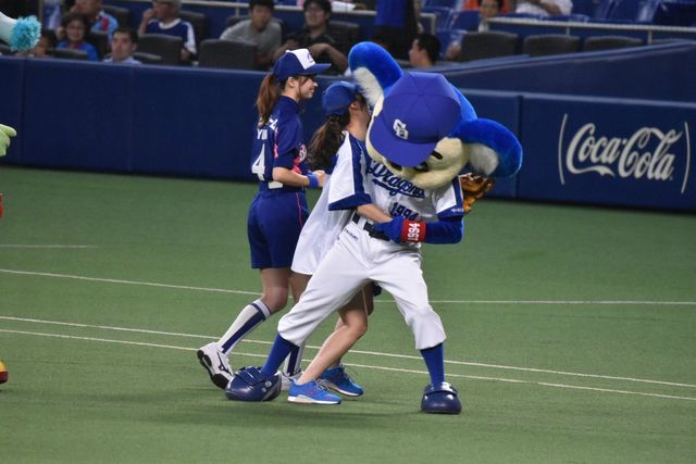 中日ドラゴンズ 珠理奈が試合前の スピードボールコンテスト に登場 投球後 交流を図ろうとした珠理奈にドアラはまさかの体落としの技をかけるご狼藉 ドアラめ許す じゅりまとめ Ske48松井珠理奈関連まとめサイト