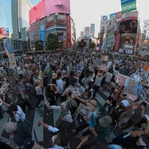 渋谷スクランブルで数千人が高市首相辞任をデモ要求